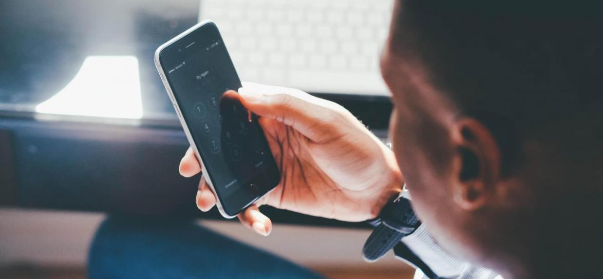 osoba trzymająca telefon