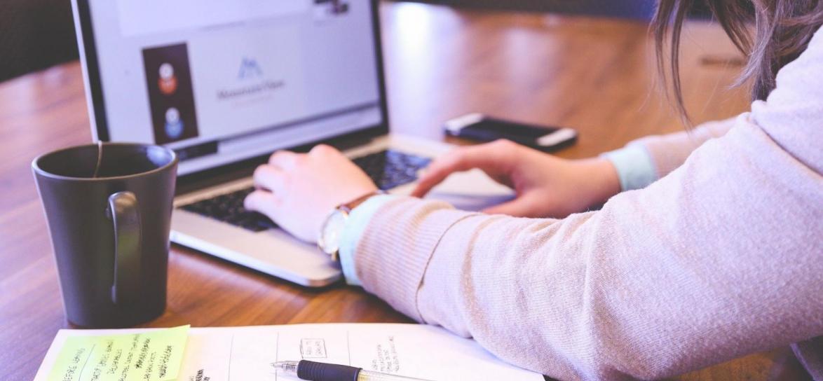 osoba pisząca na komputerze