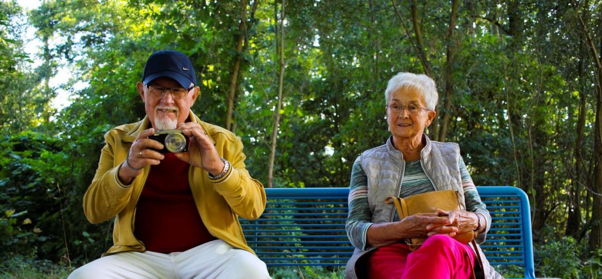 Seniorzy siedzący na ławce