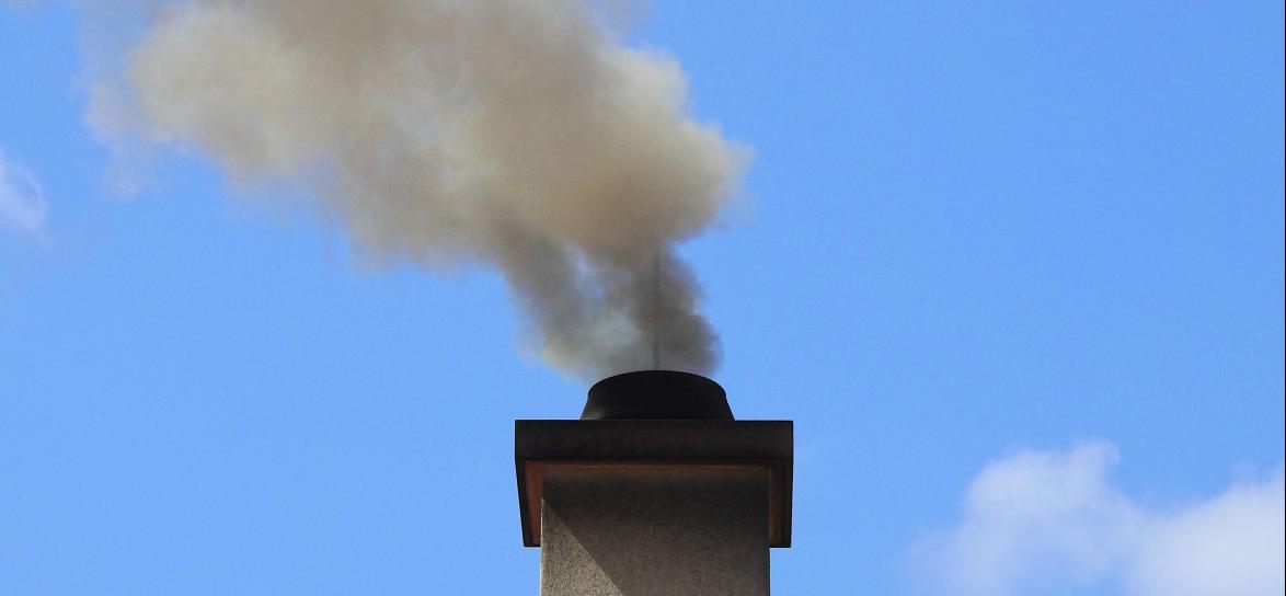 Komin z dymem