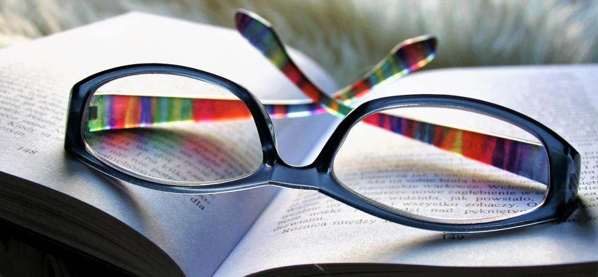Otwarta książka i okulatry