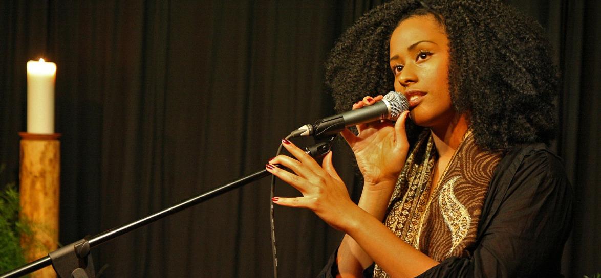 Kobieta śpiewająca do mikrofonu.jpg