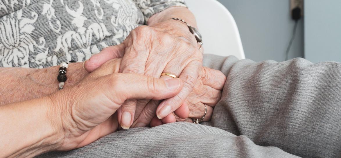 Osoby trzymające się za dłonie