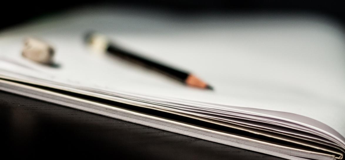 Ołówek leżący na notatniku