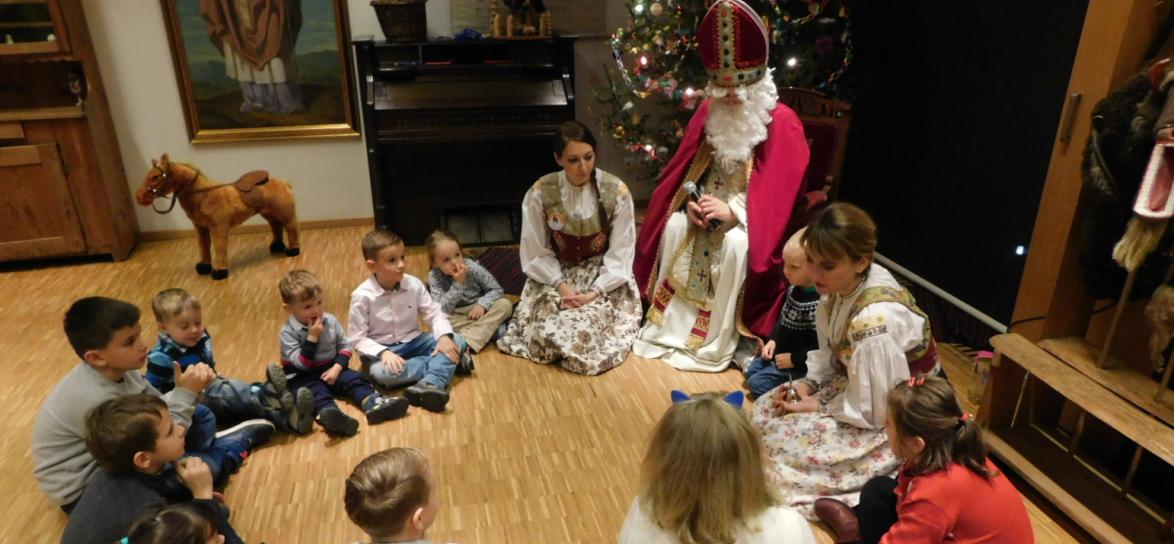 Dzieci siedzące w kółku ze świętym Mikołajem. Zdjęcie z archiwum Muzeum Wsi Opolskiej