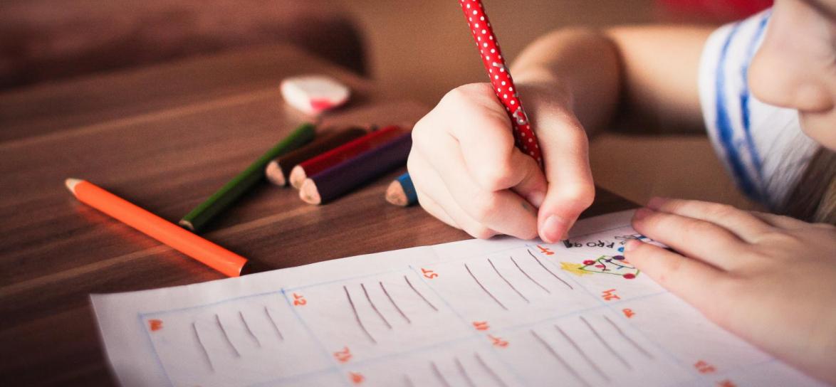 Dziecko kolorujące kolorowankę