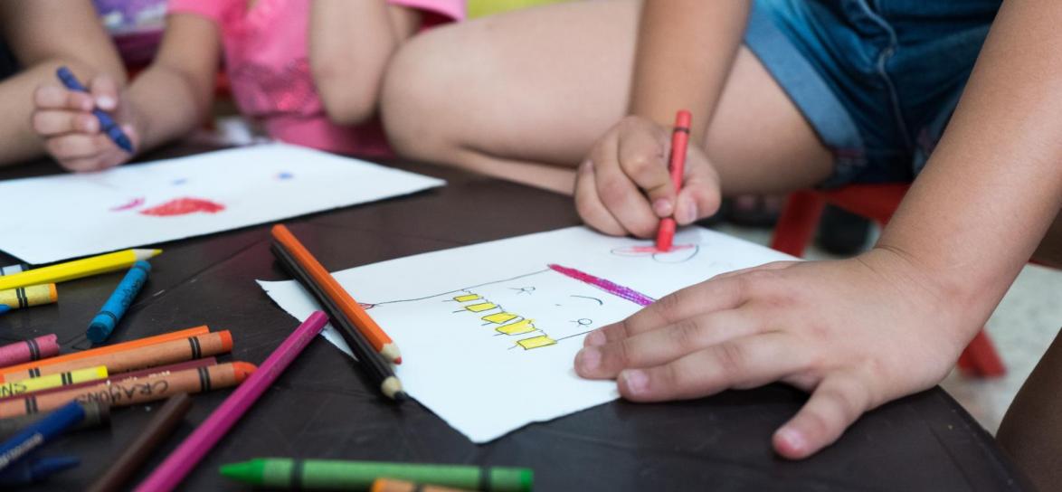 Dziecko rysujące