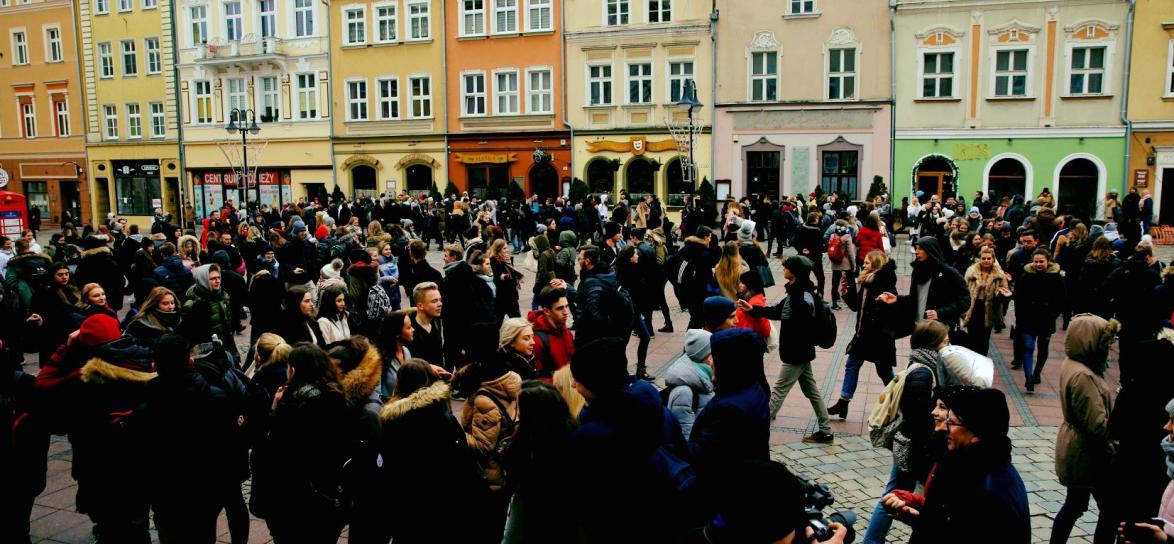 Tłum maturzystów podczas tańczenia Poloneza na opolskim rynku