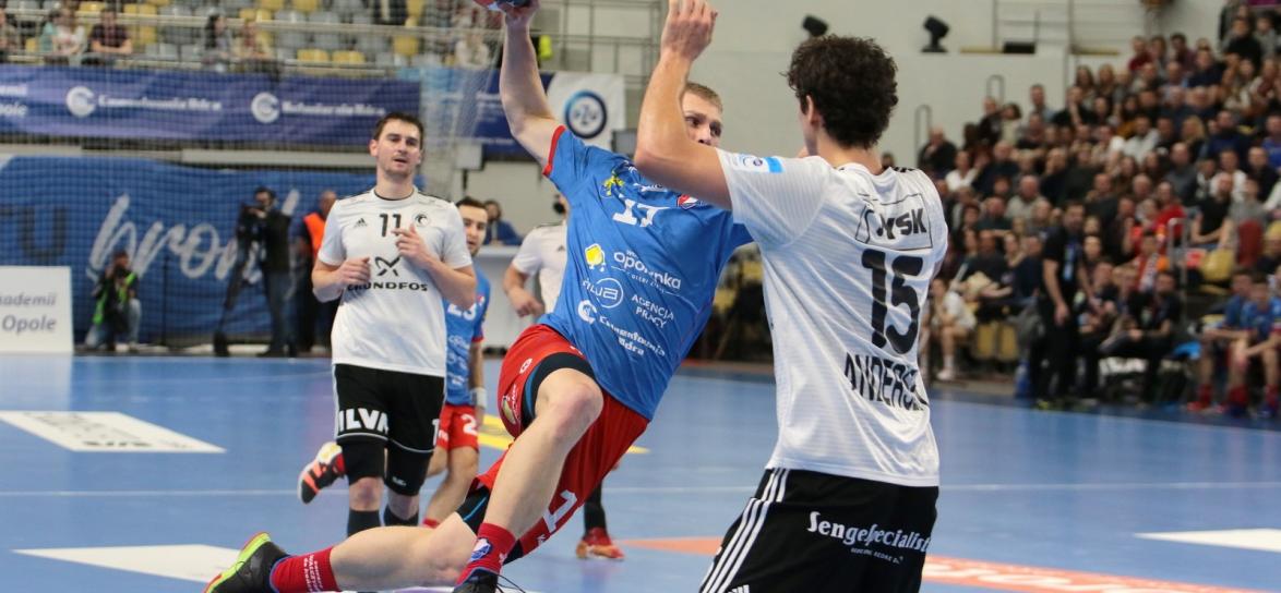 Na zdjęciu Szymon Dziadkiewicz, najlepszy strzelec Gwardii Opole w drugim meczu Pucharu EHF. Fot. Mariusz Matkowski.
