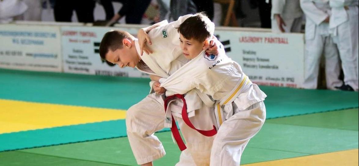 Młodzi judocy rywalizujący na zawodach.