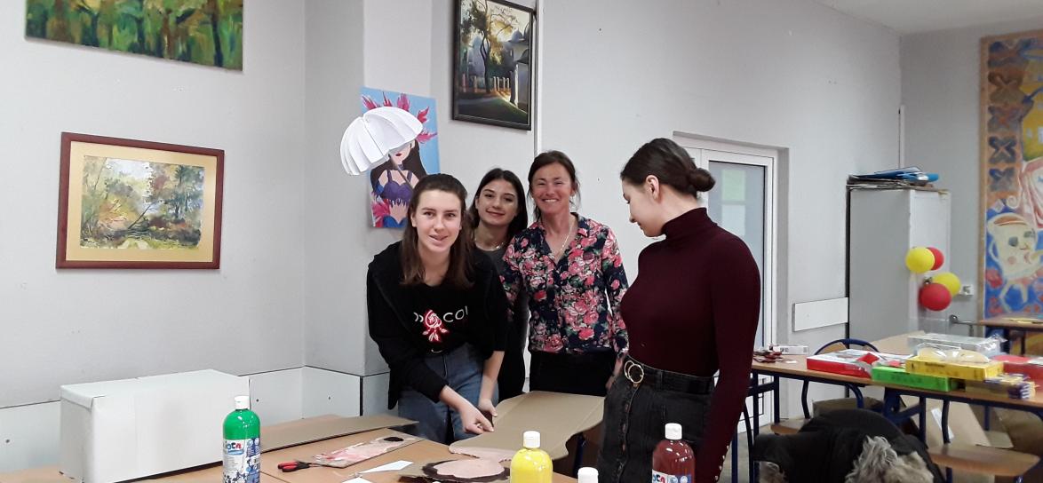 Isabelle Chemin podczas warsztatów z uczniami II LO