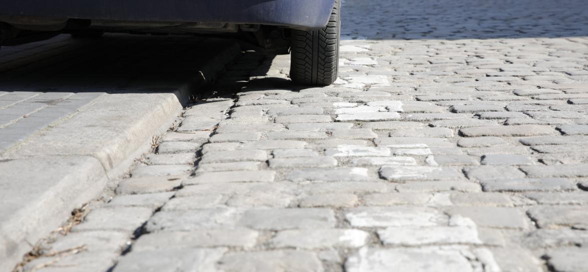 Samochód zaparkowany w wyznaczonym miejscu