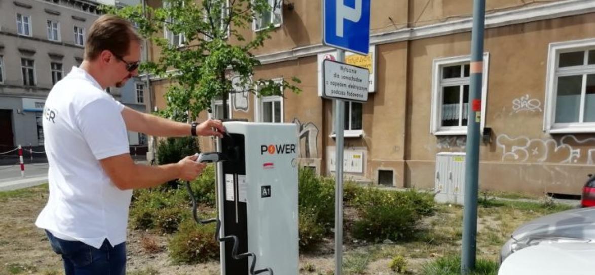 Stacja ładowania przy Solarisie 