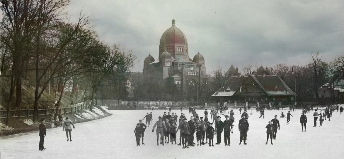 Lodowisko na stawku Barlickiego  z synagogą w tle, ok. 1910 r.