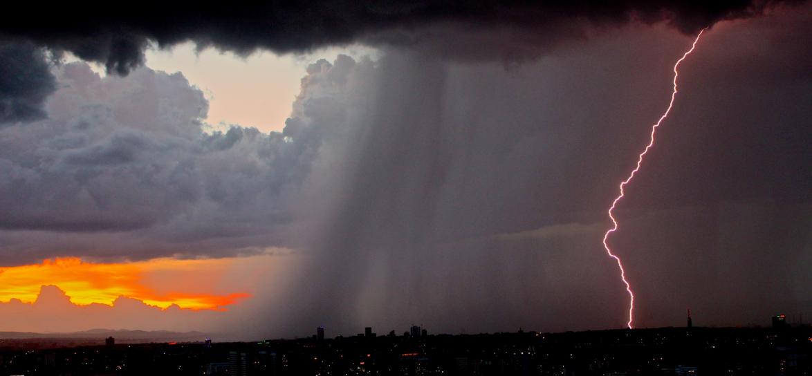 Zdjęcie burzy z opadami deszczu.