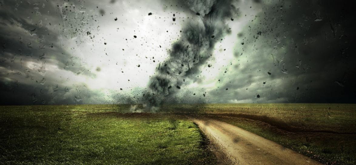 trąba powietrzna, droga, wiatr, chmury, pola