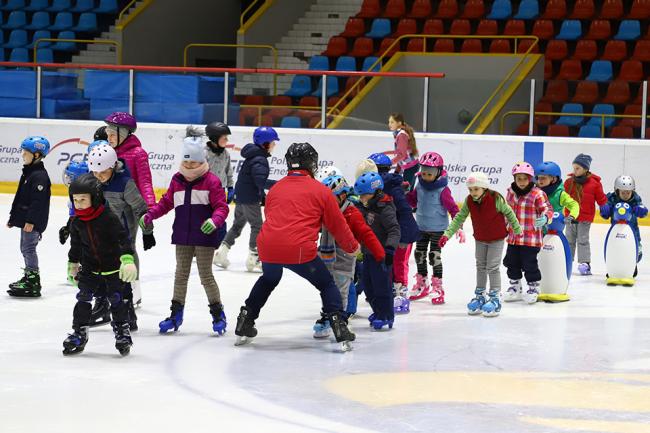 Ślizgawki na lodowisku Toropol