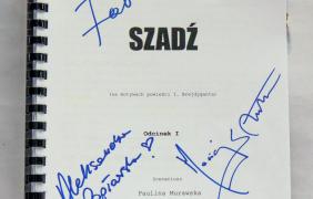 oryginalny scenariusz pierwszego odcinka „Szadzi” z autografami aktorów Macieja Stuhra, Agnieszki Popławskiej oraz reżysera Sławomira Fabickiego oryginalny scenariusz pierwszego odcinka „Szadzi” z autografami aktorów Macieja Stuhra, Agnieszki Popławskiej oraz reżysera Sławomira Fabickiego