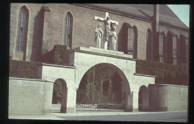 brama z grupą ukrzyżowania prowadząca na teren katedry, lata 30. XX wieku. brama z grupą ukrzyżowania prowadząca na teren katedry, lata 30. XX wieku.