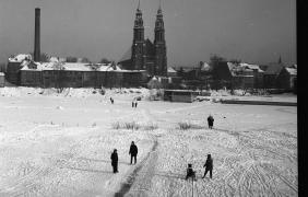 Katedra od strony Zaodrza, fot. A. Śmietański, lata 60. XX wieku Katedra od strony Zaodrza, fot. A. Śmietański, lata 60. XX wieku