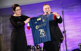 fot. Witold Chojnacki Trwająca licytacja koszulki Odry Opole.