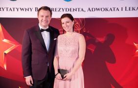 fot. Daria Strąk Prezydent Opola Arkadiusz Wiśniewski wraz z małżonką na ściance zdjęciowej.