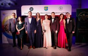 fot. Daria Strąk Na zdjęciu od lewej strony: Zastępca Prezydenta Maciej Wujec wraz z żoną, Sekretarz Miasta Grzegorz Marcjasz wraz z małżonką, Prezydent Arkadiusz Wiśniewski wraz z małżoną oraz zastępca Prezydenta - Przemysław Zych wraz z małżonką.