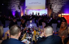 fot. Witold Chojnacki Goście przy stolikach wpatrujący się w scenę