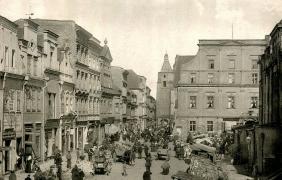 Fragment zachodniej i północnej pierzei rynku. Widok w stronę ul. B. Koraszewskiego (Oderstr.), fot. E. Mertens Fragment zachodniej i północnej pierzei rynku. Widok w stronę ul. B. Koraszewskiego (Oderstr.), fot. E. Mertens