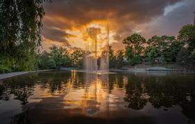 fot. P. Szpala Staw zamkowy z grającą fontanną