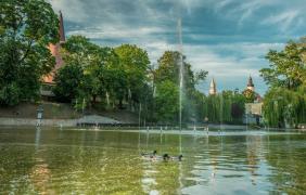 fot. P. Szpala Staw zamkowy z grającą fontanną