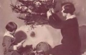 Muzeum Wsi Opolskiej -  rodzina przy choince, stara fotografia