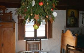 Muzeum Wsi Opolskiej -  wnętrze izby przygotowanej na Boże Narodzenie
