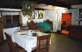 Muzeum Wsi Opolskiej -  wnętrze izby przygotowanej na Boże Narodzenie