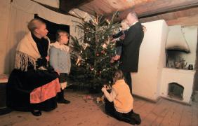 Muzeum Wsi Opolskiej - zdjęcie rodziny przy choince