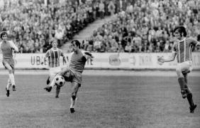 Józef Klose przy piłce podczas meczu Odry Opole